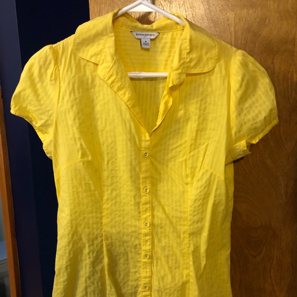 Medium. Never worn banana republic.